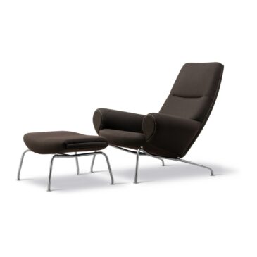 Fredericia WEGNER QUEEN CHAIR lounge chair and ottoman