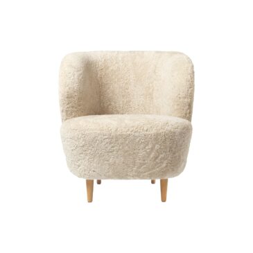 GUBI STAY-nojatuoli, pieni, beige (moonlight) lampaankarva/tammi – Designsuosikki