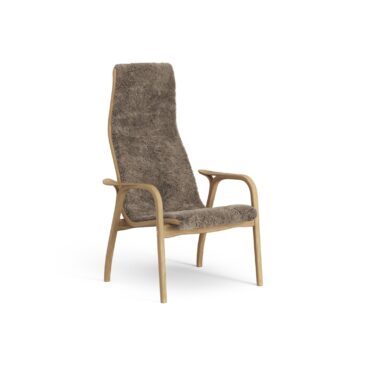 Swedese LAMINO-nojatuoli, ruskea (sahara) lampaankarva/öljytty tammi – Designsuosikki